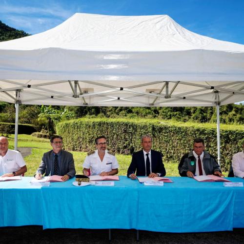 Signature du projet ReMiNat en présence de, de g. à d. ,Eric Jeuffrault (Cirad à La Réunion), Gilles Lajoie (Université de La Réunion), Jérôme Fillipini (Préfet de La Réunion), Philippe Vigier (Ministre délégué aux outre-mer), Eric Ferrère et Jean-Philippe Delorme (Parc National de La Réunion) © René Carayol, Université de La Réunion