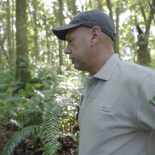 Cyril Ducret présente le dispositif de biosécurité installé dans la forêt de Mare Longue 