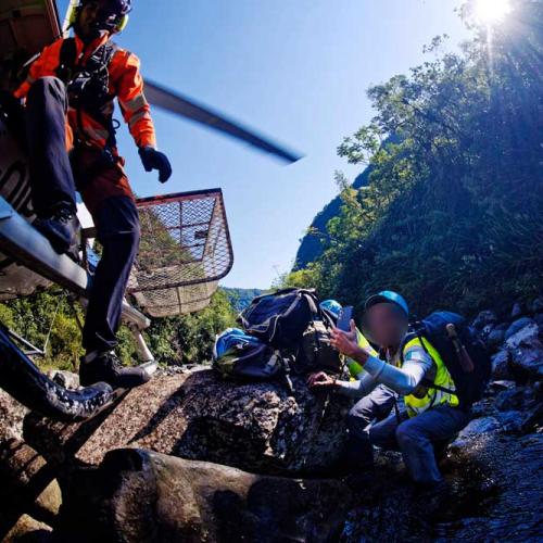 Les camps laissés par les braconniers sont situés en pleine nature dans des endroits reculés et difficiles d'accès