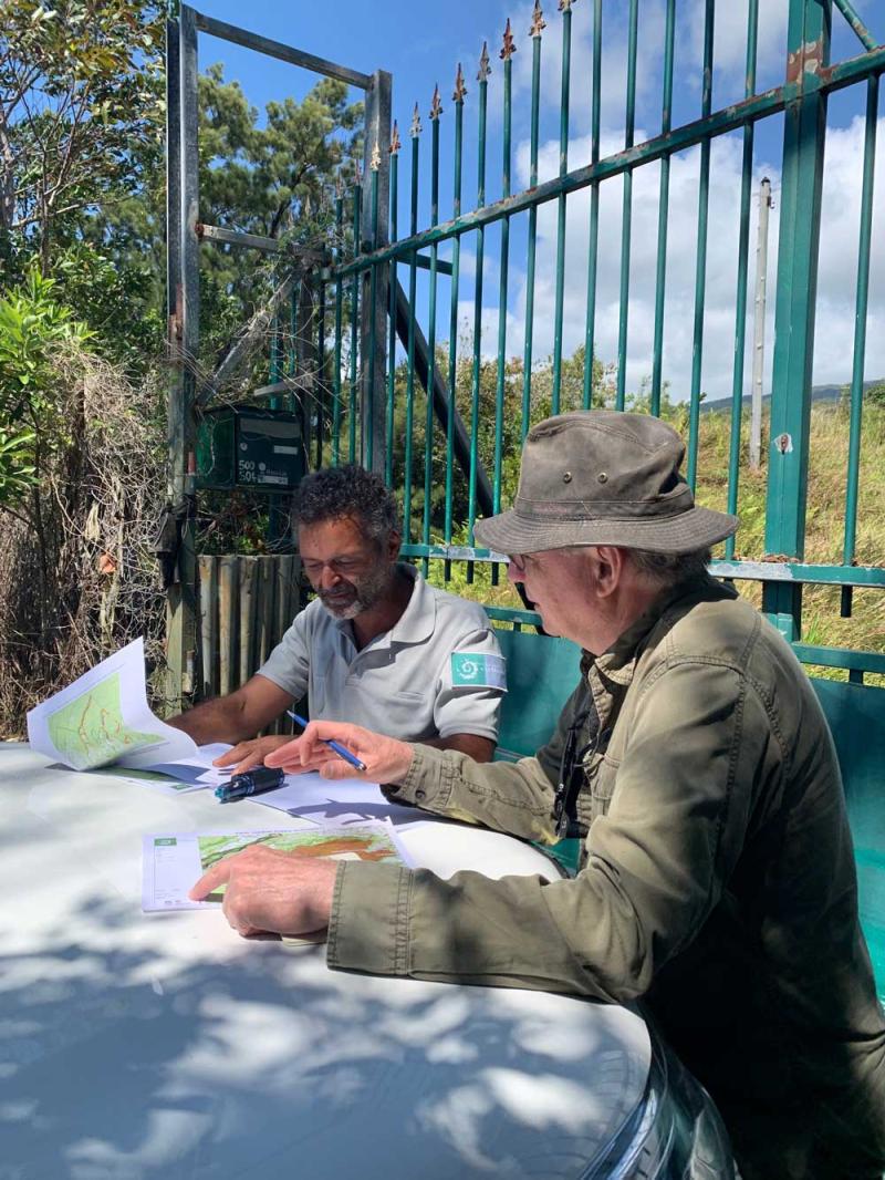 Etude de cartes à Cambourg avec Jean-François Bègue © Parc national de La Réunion